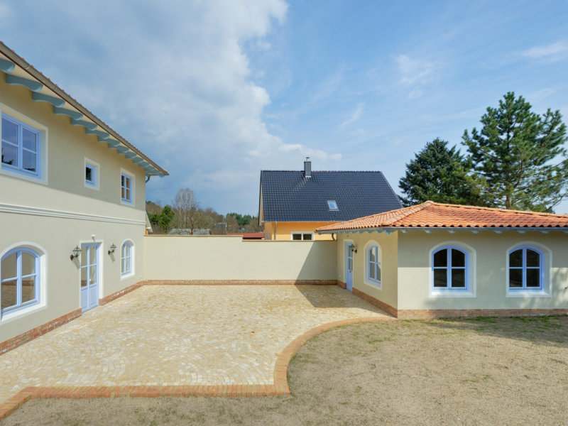 Einfamilienhaus mit Anbau im mediterranen Stil