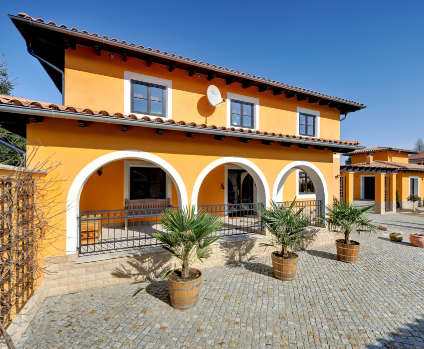 Einfamilienhaus im mediterranen Stil mit überdachter Terrasse