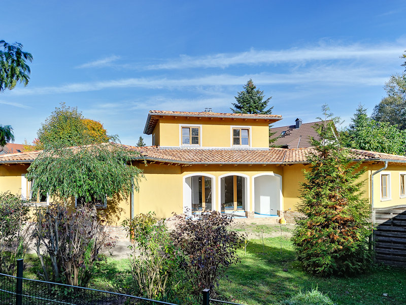 Mediterranes Einfamilienhaus mit Turm